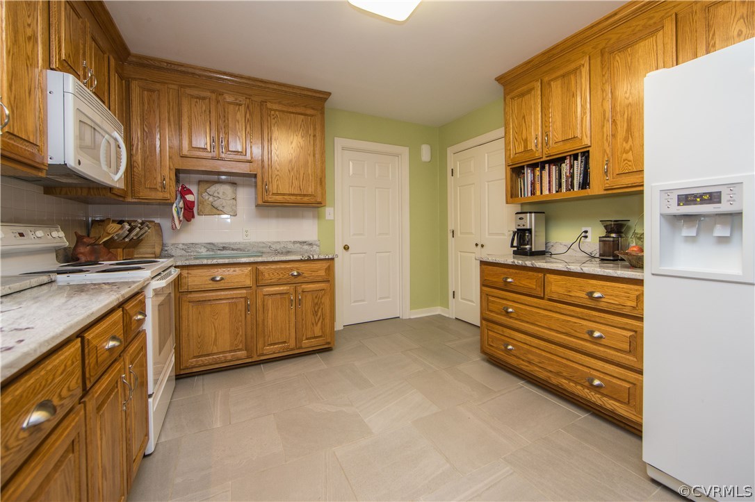 2701 East Brigstock Road Midlothian, VA 23113 - Photo 14 of 50 a kitchen with cabinets and appliances