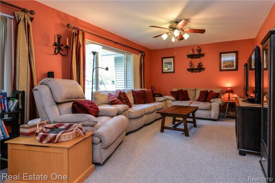3859 West Schafer Road Pinckney, MI 48169 - Photo 13 of 60 LIVING ROOM 8.jpg