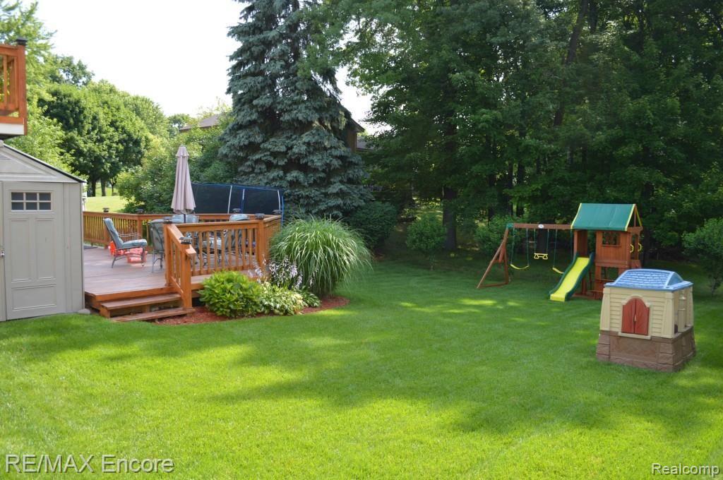 5076 Timber Ridge Trail Clarkston, MI 48346 - Photo 16 of 45 5 Side Back.jpg