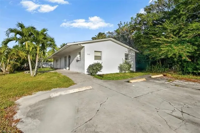 a view of a house with a yard