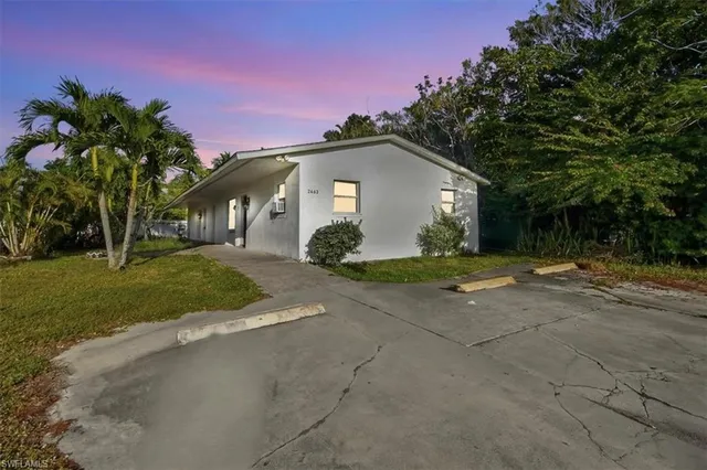 a view of a house with a yard
