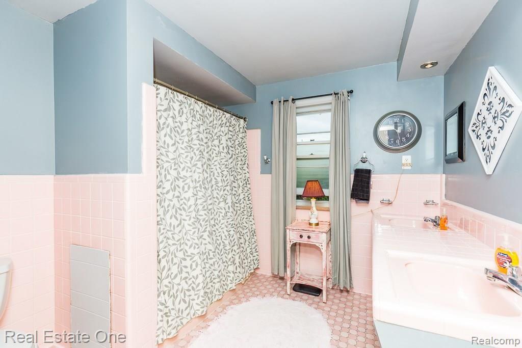 4017 Highfield Road Royal Oak, MI 48073 - Photo 15 of 25 Full bathroom