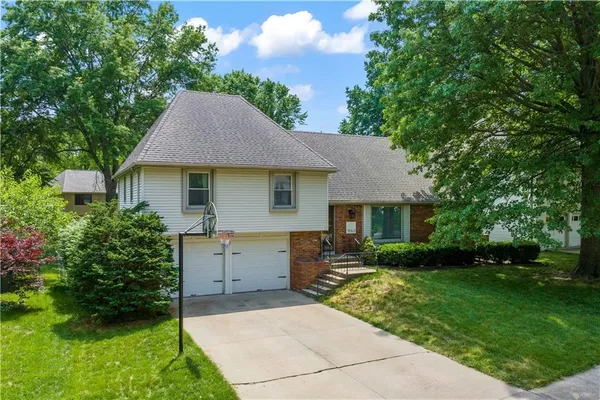 $395,000 | 9163 West 92nd Street, Overland Park, KS 66212