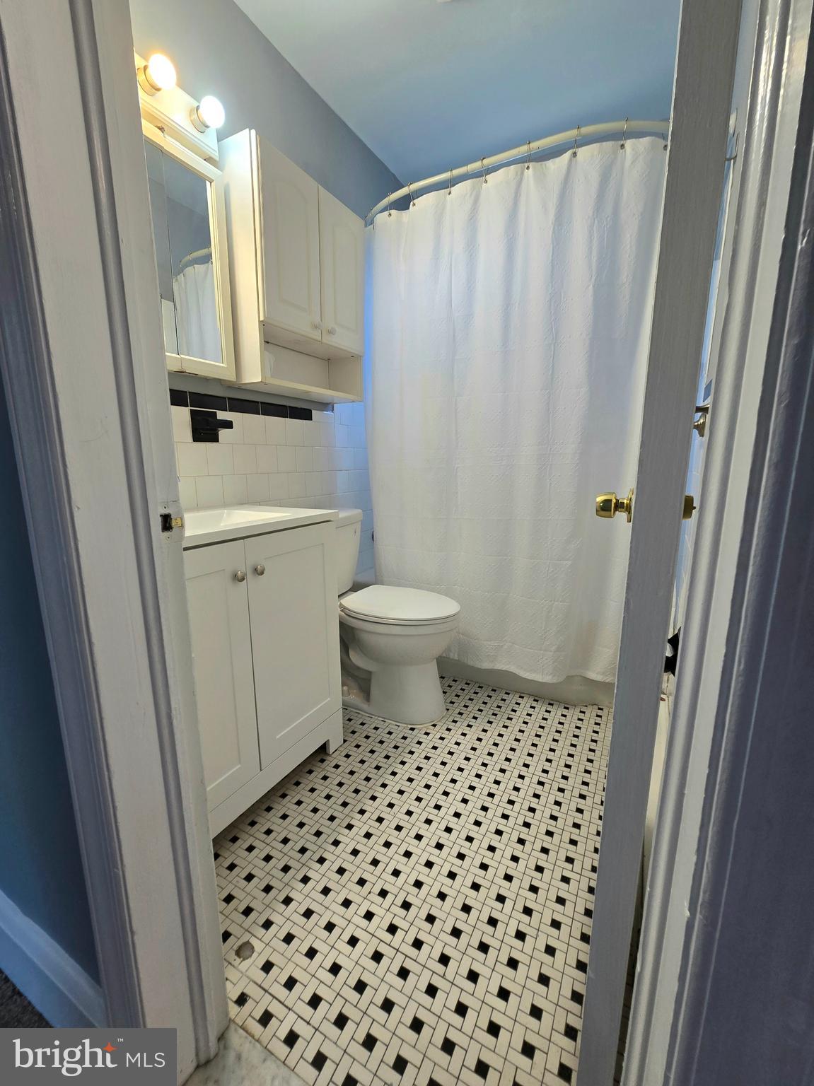 151 Riviera Drive Pasadena, MD 21122 - Photo 32 of 72 a bathroom with a sink and a mirror