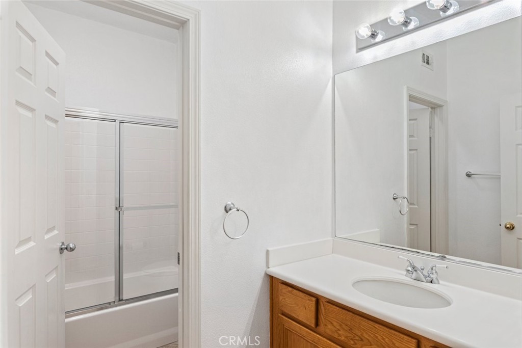 29183 Providence Road Temecula, CA 92591 - Photo 19 of 33 Secondary Bathroom
