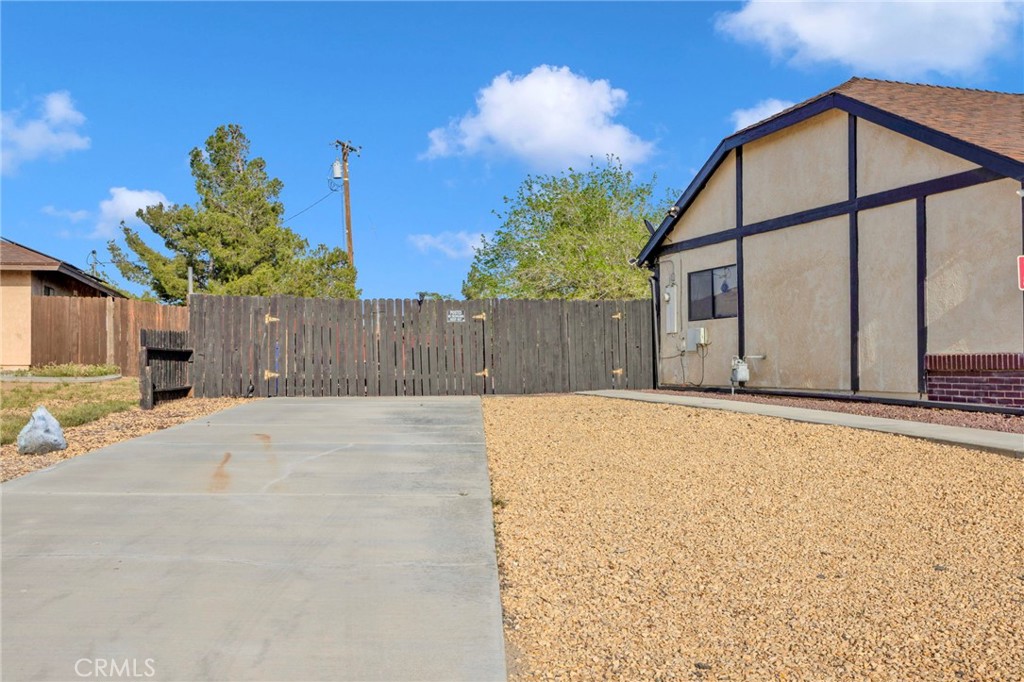 13889 Olathe Road Apple Valley, CA 92307 - Photo 5 of 63
