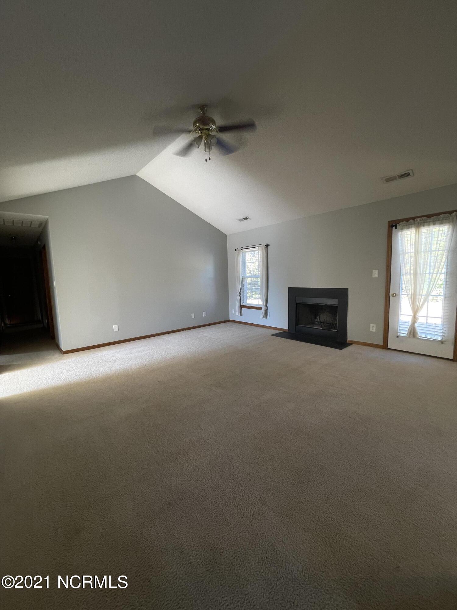 128 Linden Road Richlands, NC 28574 - Photo 9 of 38 IMG_2574