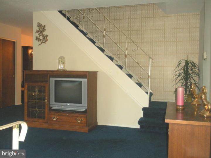 12509 Richton Road Philadelphia, PA 19154 - Photo 10 of 24 Living Room