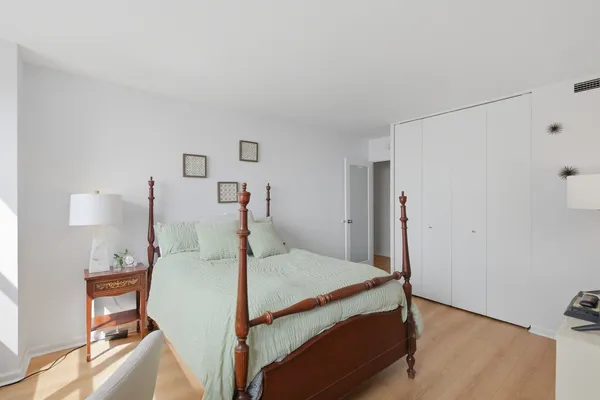 $249,900 | 6301 North Sheridan Road, Unit 8E, Chicago, IL 60660