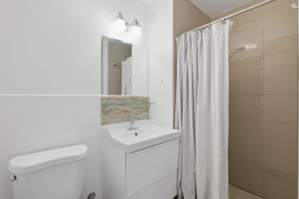 $249,900 | 6301 North Sheridan Road, Unit 8E, Chicago, IL 60660