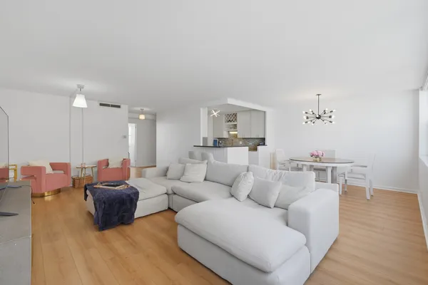 $249,900 | 6301 North Sheridan Road, Unit 8E, Chicago, IL 60660
