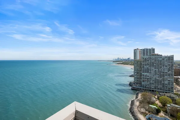 $249,900 | 6301 North Sheridan Road, Unit 8E, Chicago, IL 60660