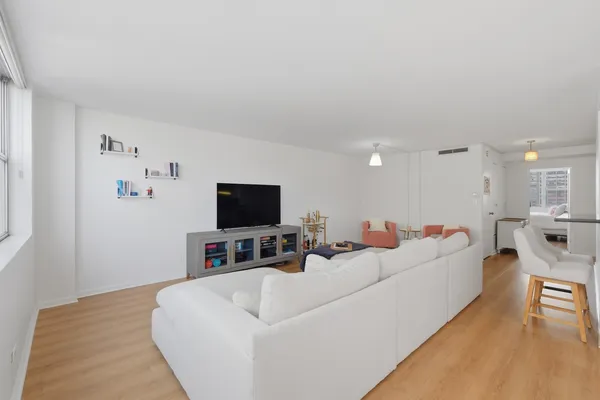 $249,900 | 6301 North Sheridan Road, Unit 8E, Chicago, IL 60660