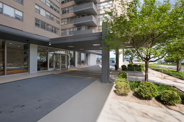 $249,900 | 6301 North Sheridan Road, Unit 8E, Chicago, IL 60660