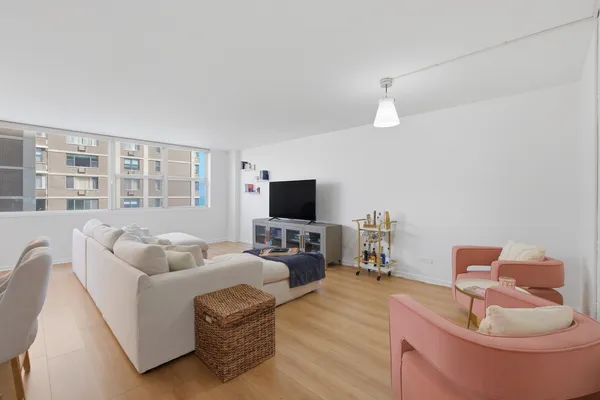 $249,900 | 6301 North Sheridan Road, Unit 8E, Chicago, IL 60660