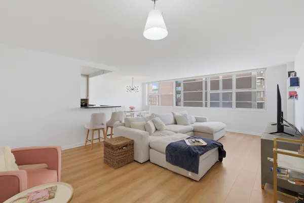 $249,900 | 6301 North Sheridan Road, Unit 8E, Chicago, IL 60660