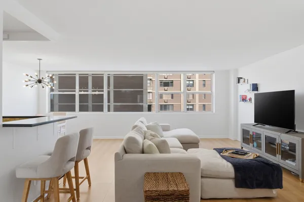 $249,900 | 6301 North Sheridan Road, Unit 8E, Chicago, IL 60660