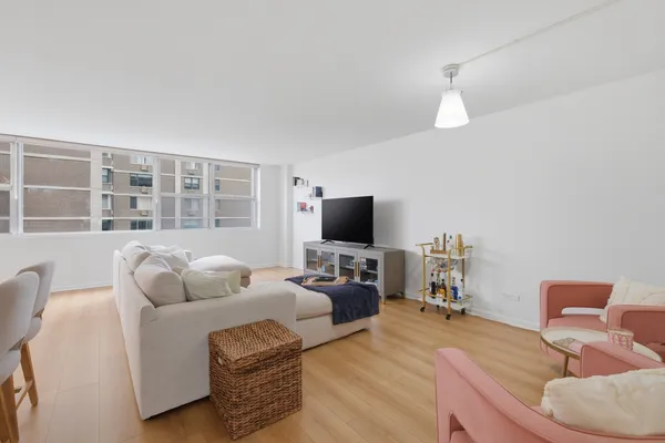$249,900 | 6301 North Sheridan Road, Unit 8E, Chicago, IL 60660