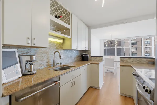 $249,900 | 6301 North Sheridan Road, Unit 8E, Chicago, IL 60660