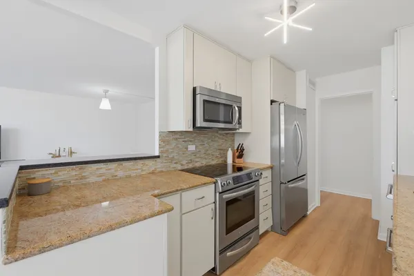 $249,900 | 6301 North Sheridan Road, Unit 8E, Chicago, IL 60660