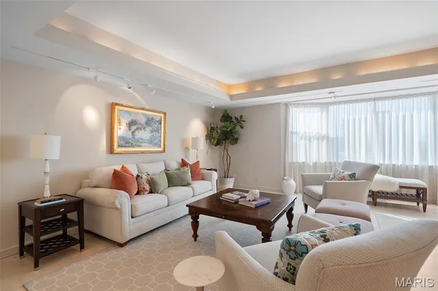 $975,000 | 710 South Hanley Road, Unit 17C, Clayton, MO 63105