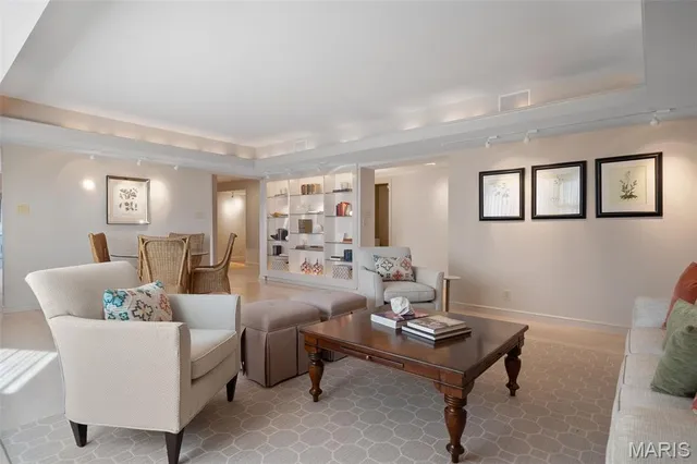 $975,000 | 710 South Hanley Road, Unit 17C, Clayton, MO 63105