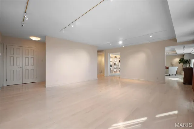 $975,000 | 710 South Hanley Road, Unit 17C, Clayton, MO 63105