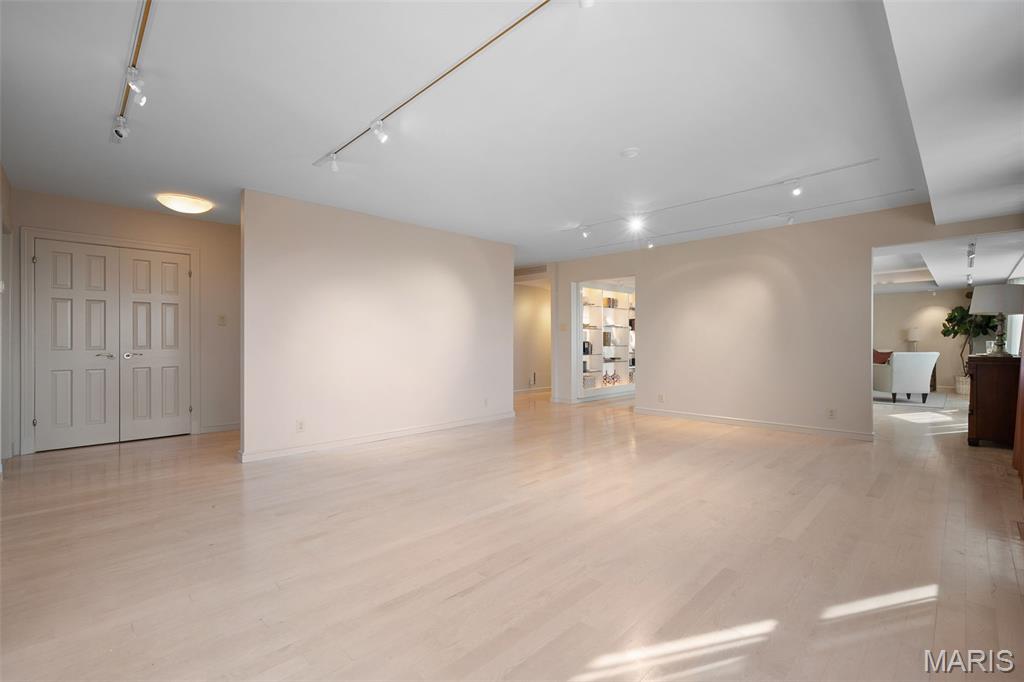 710 South Hanley Road, Unit 17C Clayton, MO 63105 - Photo 13 of 64