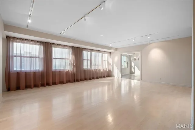 $975,000 | 710 South Hanley Road, Unit 17C, Clayton, MO 63105