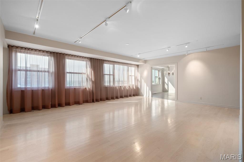 710 South Hanley Road, Unit 17C Clayton, MO 63105 - Photo 14 of 64