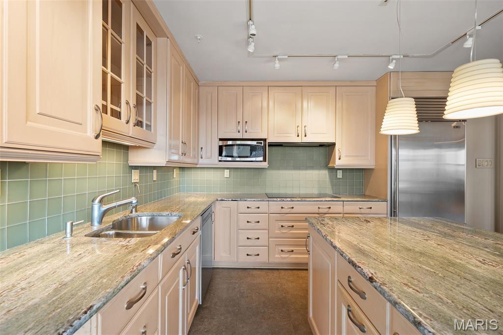 710 South Hanley Road, Unit 17C Clayton, MO 63105 - Photo 16 of 64