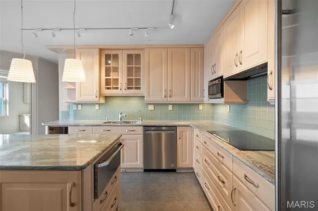 $975,000 | 710 South Hanley Road, Unit 17C, Clayton, MO 63105