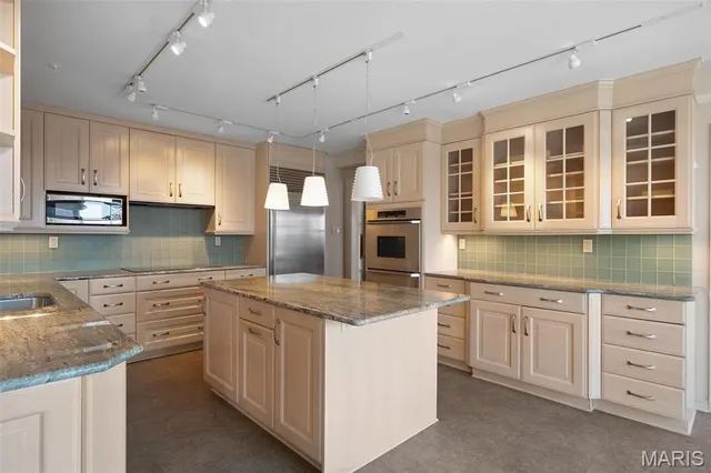 $975,000 | 710 South Hanley Road, Unit 17C, Clayton, MO 63105