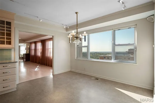 $975,000 | 710 South Hanley Road, Unit 17C, Clayton, MO 63105