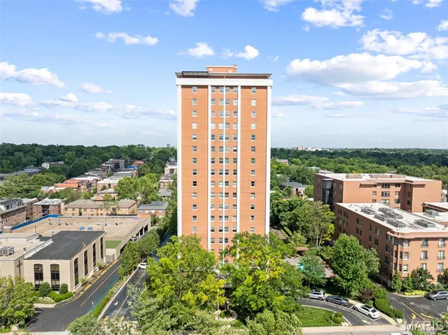$975,000 | 710 South Hanley Road, Unit 17C, Clayton, MO 63105