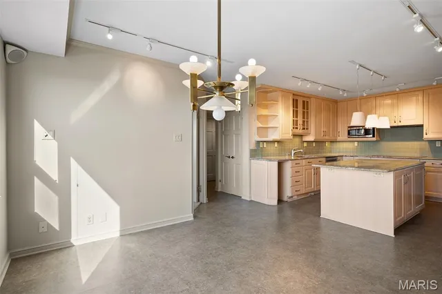 $975,000 | 710 South Hanley Road, Unit 17C, Clayton, MO 63105