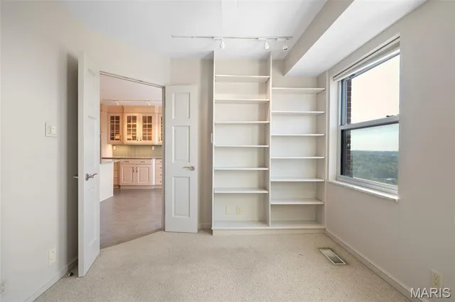 $975,000 | 710 South Hanley Road, Unit 17C, Clayton, MO 63105