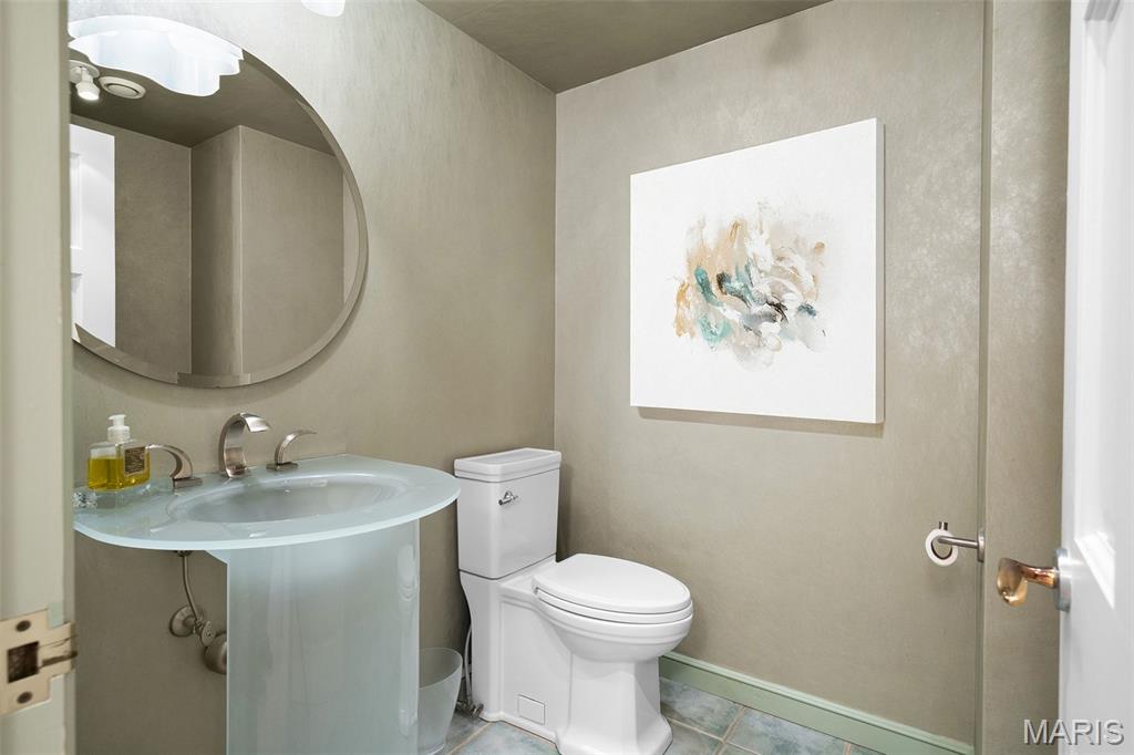 710 South Hanley Road, Unit 17C Clayton, MO 63105 - Photo 25 of 64