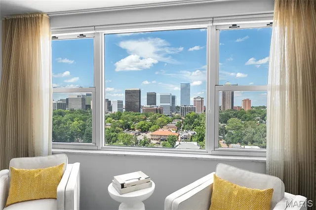 $975,000 | 710 South Hanley Road, Unit 17C, Clayton, MO 63105