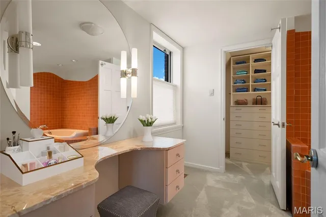 $975,000 | 710 South Hanley Road, Unit 17C, Clayton, MO 63105