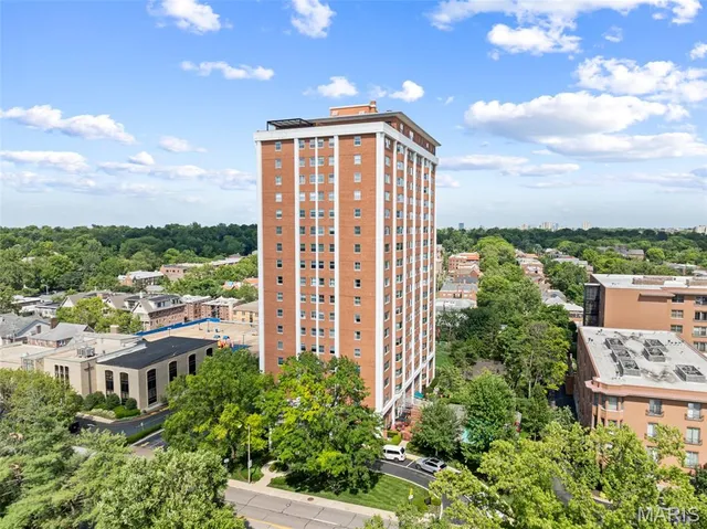 $975,000 | 710 South Hanley Road, Unit 17C, Clayton, MO 63105