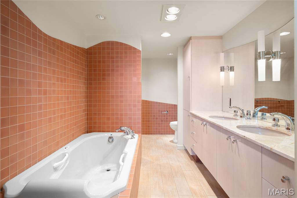 710 South Hanley Road, Unit 17C Clayton, MO 63105 - Photo 31 of 64