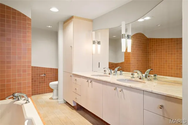 $975,000 | 710 South Hanley Road, Unit 17C, Clayton, MO 63105