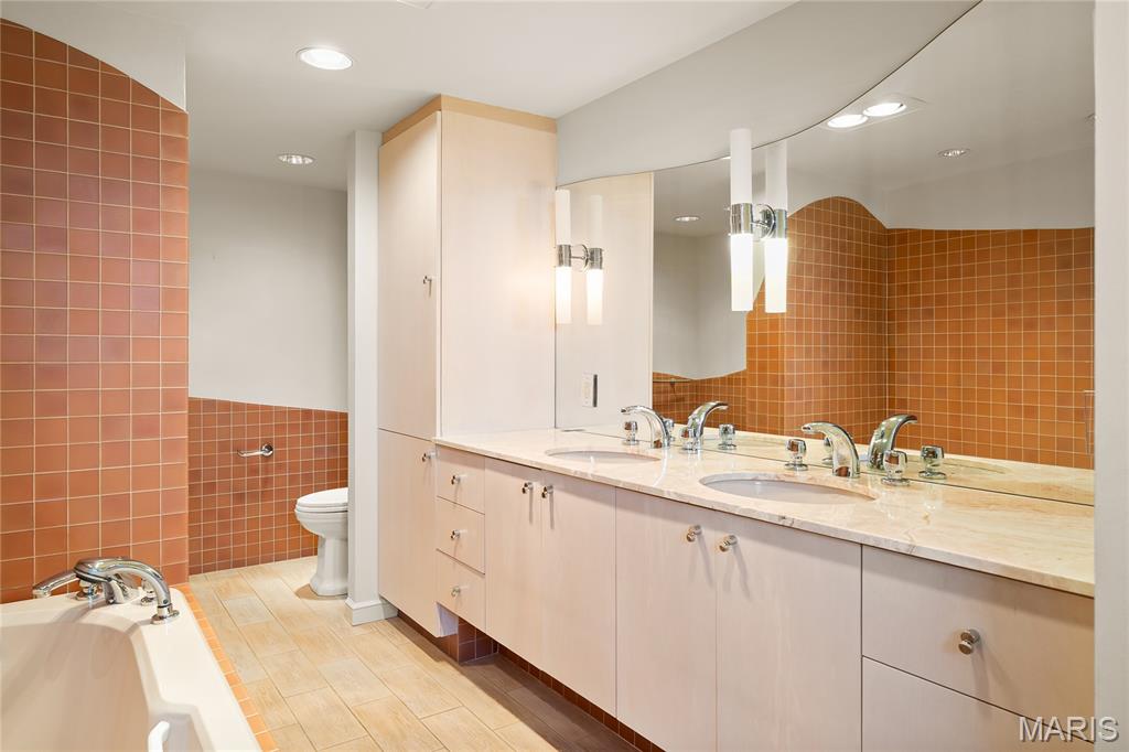 710 South Hanley Road, Unit 17C Clayton, MO 63105 - Photo 32 of 64