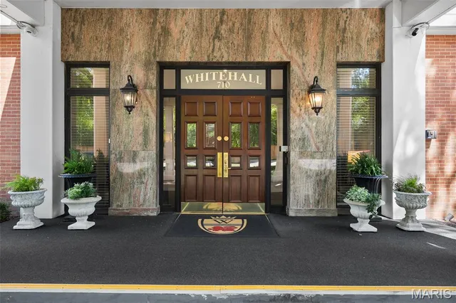 $975,000 | 710 South Hanley Road, Unit 17C, Clayton, MO 63105