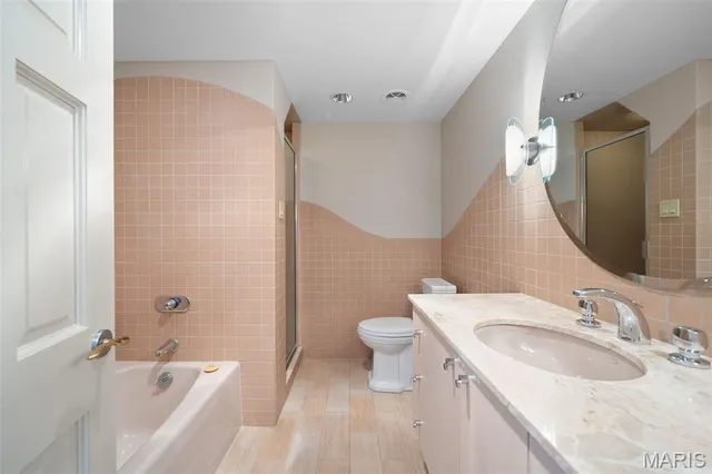 $975,000 | 710 South Hanley Road, Unit 17C, Clayton, MO 63105