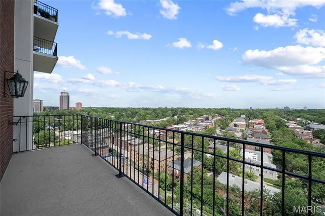 $975,000 | 710 South Hanley Road, Unit 17C, Clayton, MO 63105