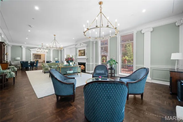 $975,000 | 710 South Hanley Road, Unit 17C, Clayton, MO 63105