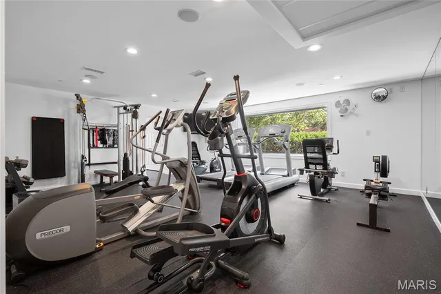 $975,000 | 710 South Hanley Road, Unit 17C, Clayton, MO 63105