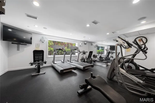 $975,000 | 710 South Hanley Road, Unit 17C, Clayton, MO 63105